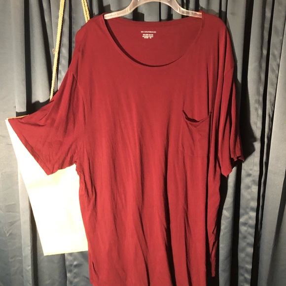 Beautiful Maroon color t-shirt, soft, cozy, comfortable. (Inventory: Tub #1) - Picture 4 of 8